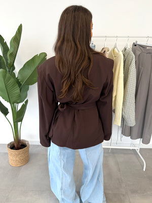 Dolly blazer – bruine blazer met strikdetail en speelse schouders, achteraanzicht