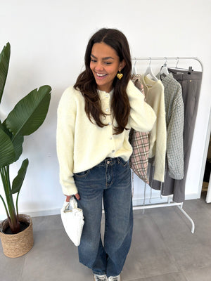 Merel vest – butter yellow vest met knoopsluiting en een zachte, comfortabele pasvorm, vooraanzicht