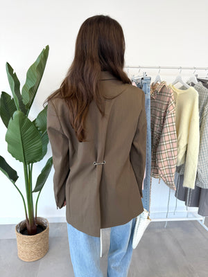 Mina blazer – bruine blazer met drie knopen en subtiel metalen detail aan de achterkant, achteraanzicht