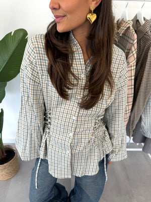 Lini blouse – groene ruitjesblouse met sliertjes voor verstelbare details, close-up vooraanzicht
