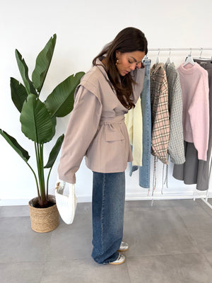 Dolly blazer – grijze blazer met strikdetail en speelse schouders, zijaanzicht