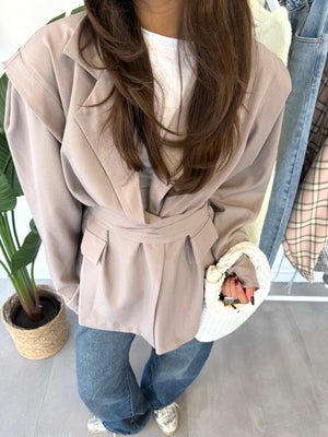 Dolly blazer – grijze blazer met strikdetail en speelse schouders, close-up vooraanzicht