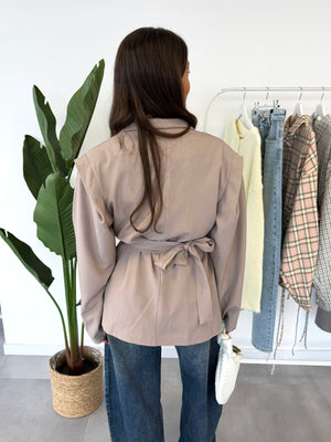 Dolly blazer – grijze blazer met strikdetail en speelse schouders, achteraanzicht