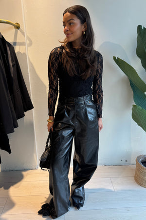 Kaia broek – zwarte vegan leren broek met stoere en stijlvolle uitstraling, vooraanzicht met kanten top