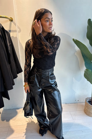 Kaia broek – zwarte vegan leren broek met een edgy look, vooraanzicht gecombineerd met kanten top