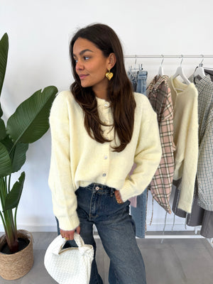 Merel vest – butter yellow vestje met knoopjes en comfortabele pasvorm, vooraanzicht