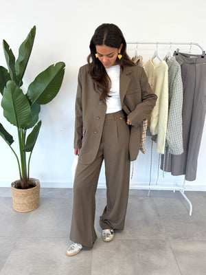 Mina blazer & Chris pantalon – bruine blazer met drie knopen en subtiel metalen detail, gecombineerd met taupe pantalon met rechte, comfortabele pasvorm, vooraanzicht
