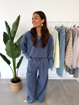 Aleezah trui & Corrie joggingsbroek – blauwe trui met V-hals en bijpassende broek, comfortabele pasvorm, vooraanzicht
