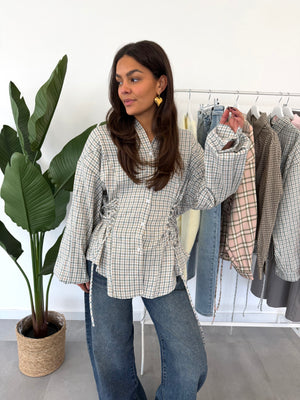 Lini blouse – groene ruitjesblouse met sliertjes voor verstelbare details, vooraanzicht