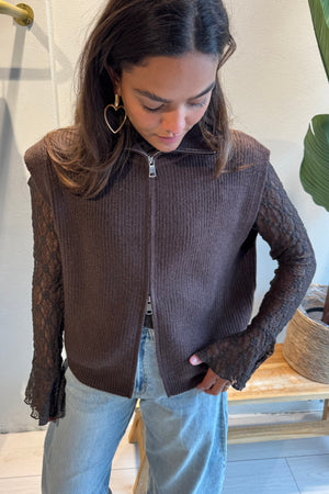 Julia vest – mouwloos gebreid vest in bruin
