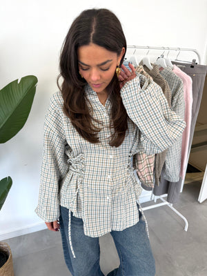 Lini blouse – groene ruitjesblouse met sliertjes voor verstelbare details, vooraanzicht