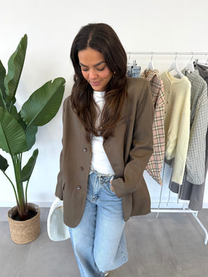 Mina blazer – bruine blazer met drie knopen en subtiel metalen detail aan de achterkant, vooraanzicht