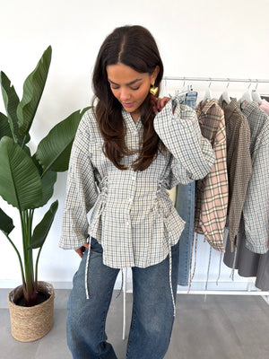 Lini blouse – groene ruitjesblouse met verstelbare sliertjes voor een speels detail, vooraanzicht