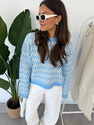 Marlo trui – close-up van gebreid patroon in lichtblauw en wit