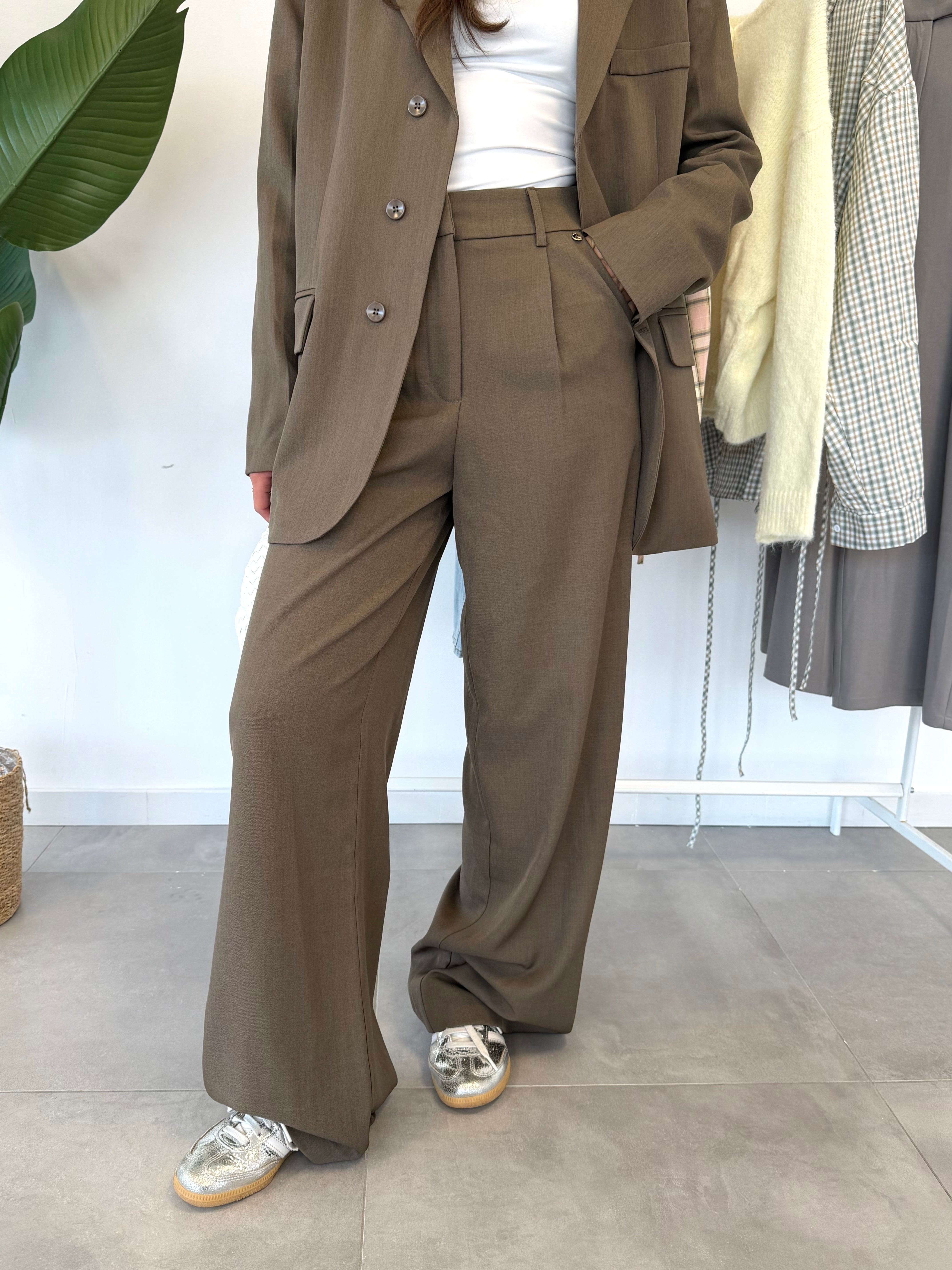 Chris pantalon – taupe pantalon met rechte, comfortabele pasvorm, close-up vooraanzicht