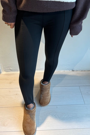 Lis legging – zwarte legging met fijne details en comfortabele stof, close-up vooraanzicht