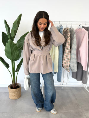 Dolly blazer – grijze blazer met strikdetail en speelse schouders, vooraanzicht