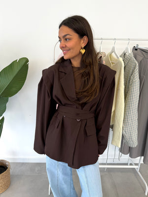 Dolly blazer – bruine blazer met strikdetail en opvallende schouders, vooraanzicht