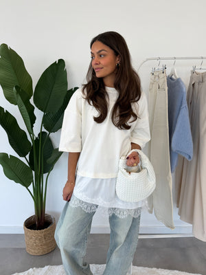 Oversized shirt – wit shirt met kanten zoom en een ruime, zachte pasvorm, vooraanzicht