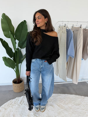 Elvya trui – zwarte one-shoulder dames trui, voorkant gestyled met jeans