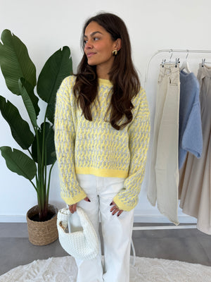 Marlo trui – gebreide dames trui met patroon in geel en grijs, voorkant gedragen