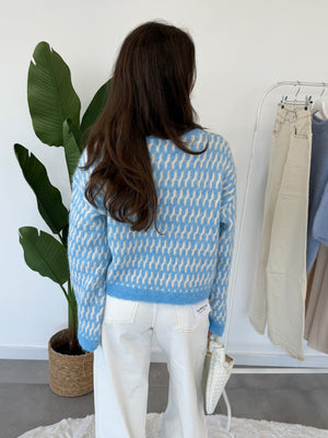 Marlo trui – gebreide dames trui met patroon in lichtblauw en wit, achterkant