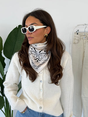 Lua sjaaltje – zwart-wit bandana sjaal, close-up gestyled bij wit vest