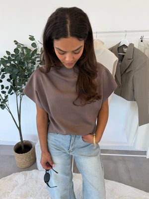 Saria t-shirt – bruin shirt met subtiele schuine kraag en zachte, fijne stof, vooraanzicht