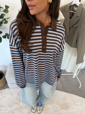 Sorella longsleeve – bruin met blauwe strepen en leuk kraagje, close-up shot