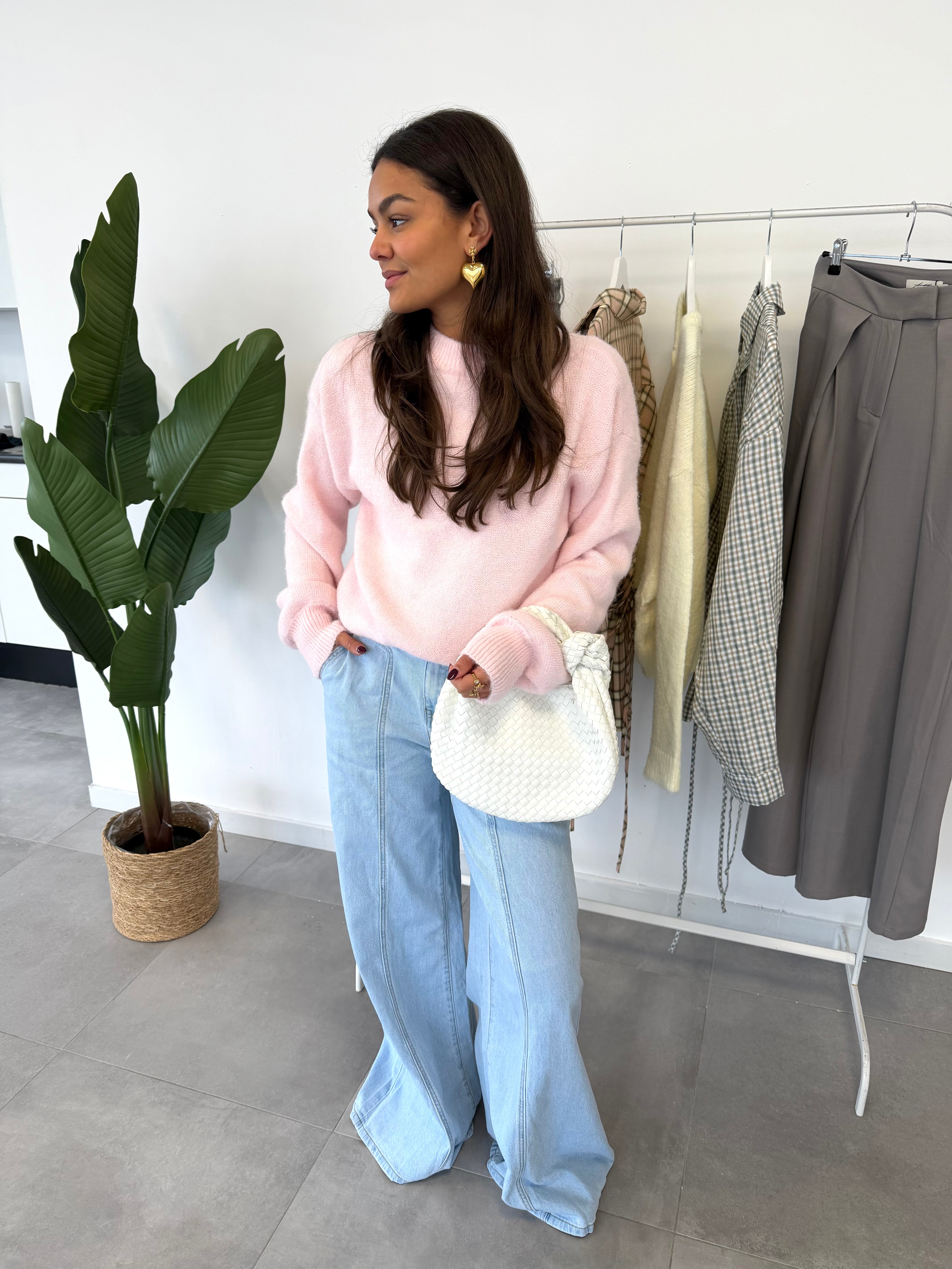 Suus trui & blauwe jeans – lichtroze trui met lange mouwen, gecombineerd met blauwe jeans, vooraanzicht