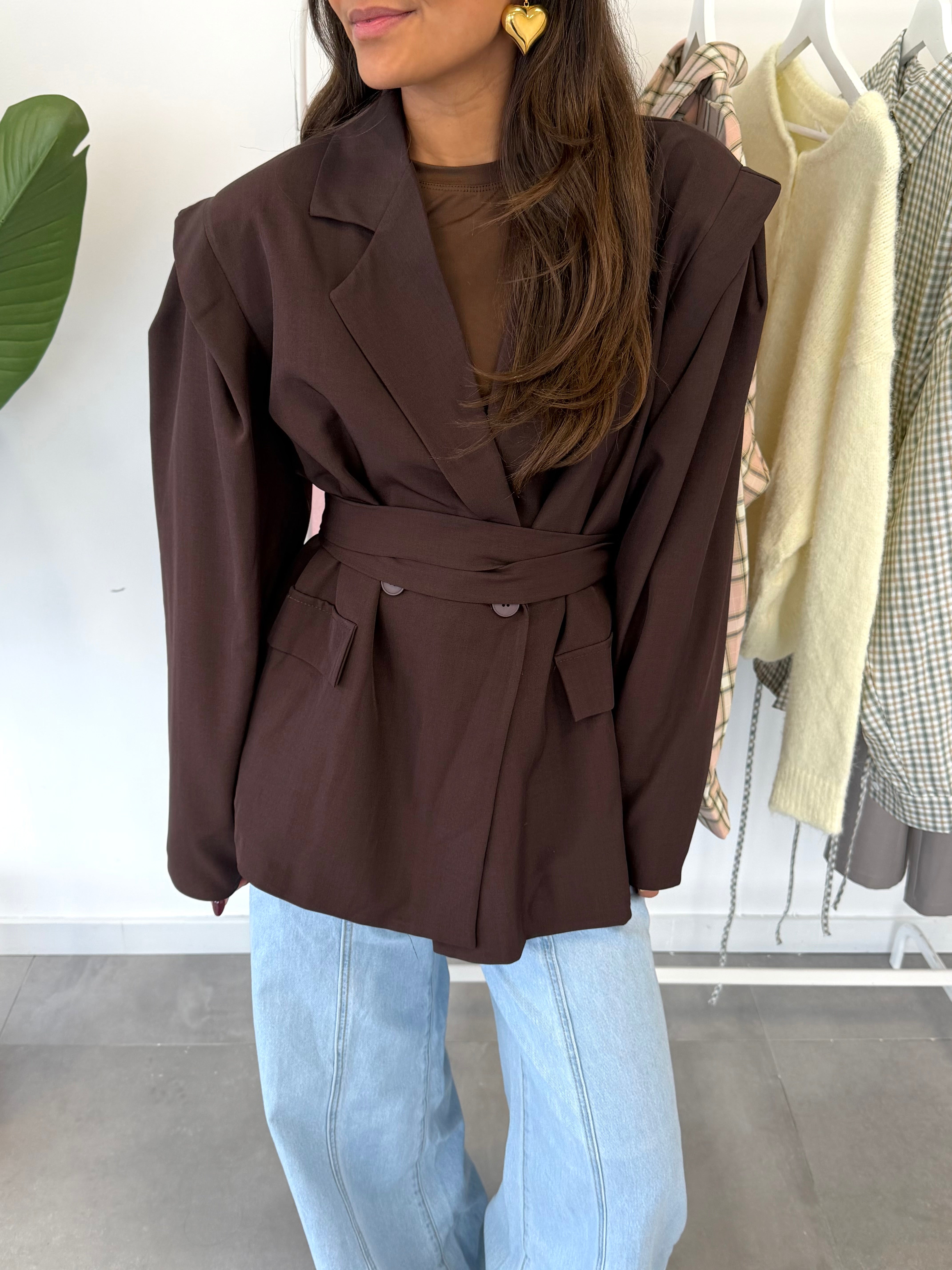 Dolly blazer – bruine blazer met strikdetail en speelse schouders, close-up vooraanzicht