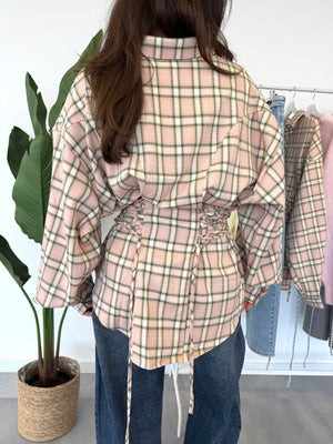 Lini blouse – roze ruitjesblouse met sliertjes voor verstelbare details, achteraanzicht