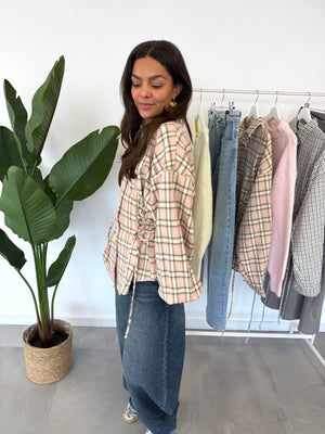 Lini blouse – roze ruitjesblouse met speelse sliertjes voor een verstelbaar accent, zijaanzicht