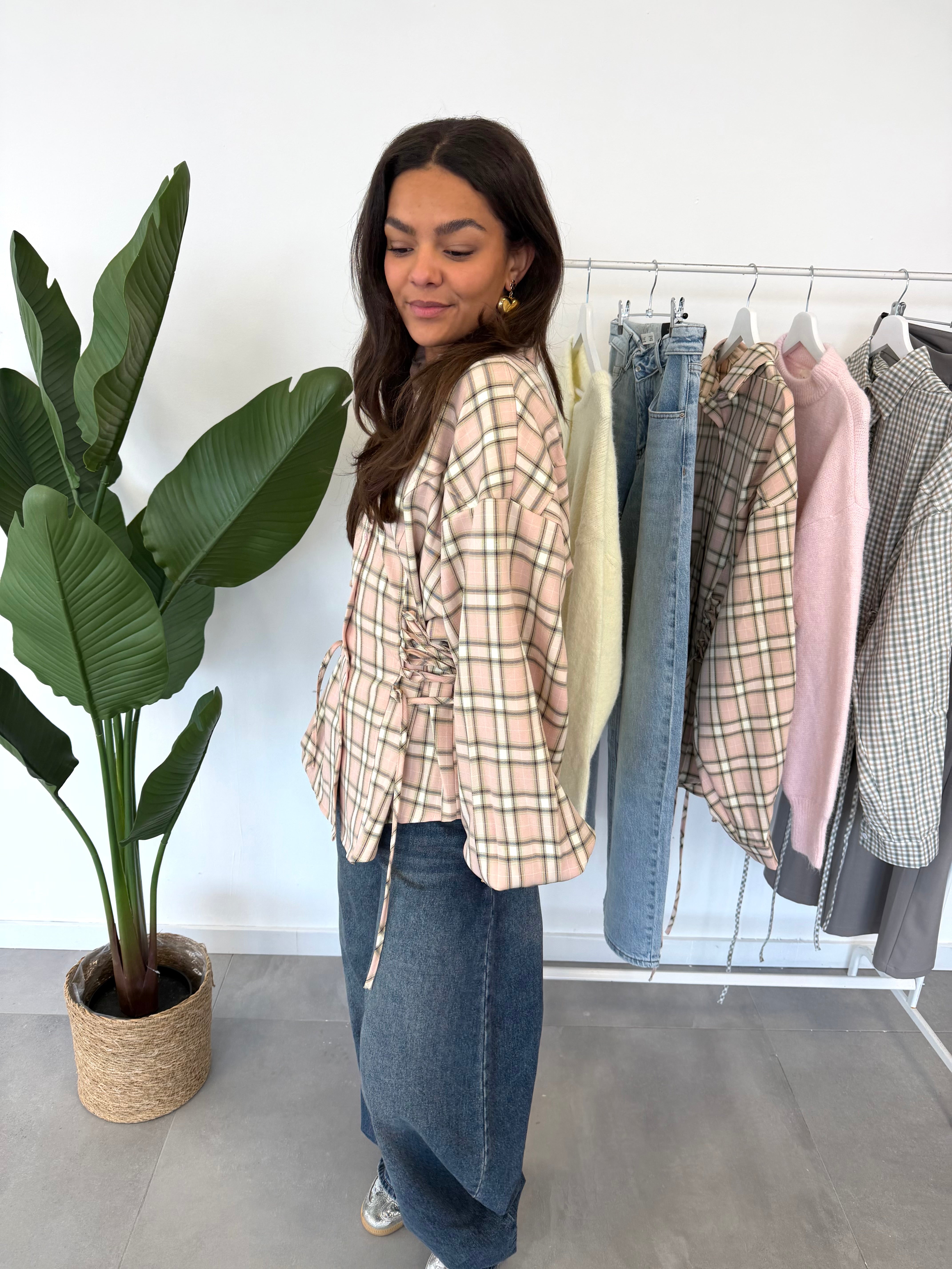 Lini blouse – roze ruitjesblouse met speelse sliertjes voor een verstelbaar accent, zijaanzicht