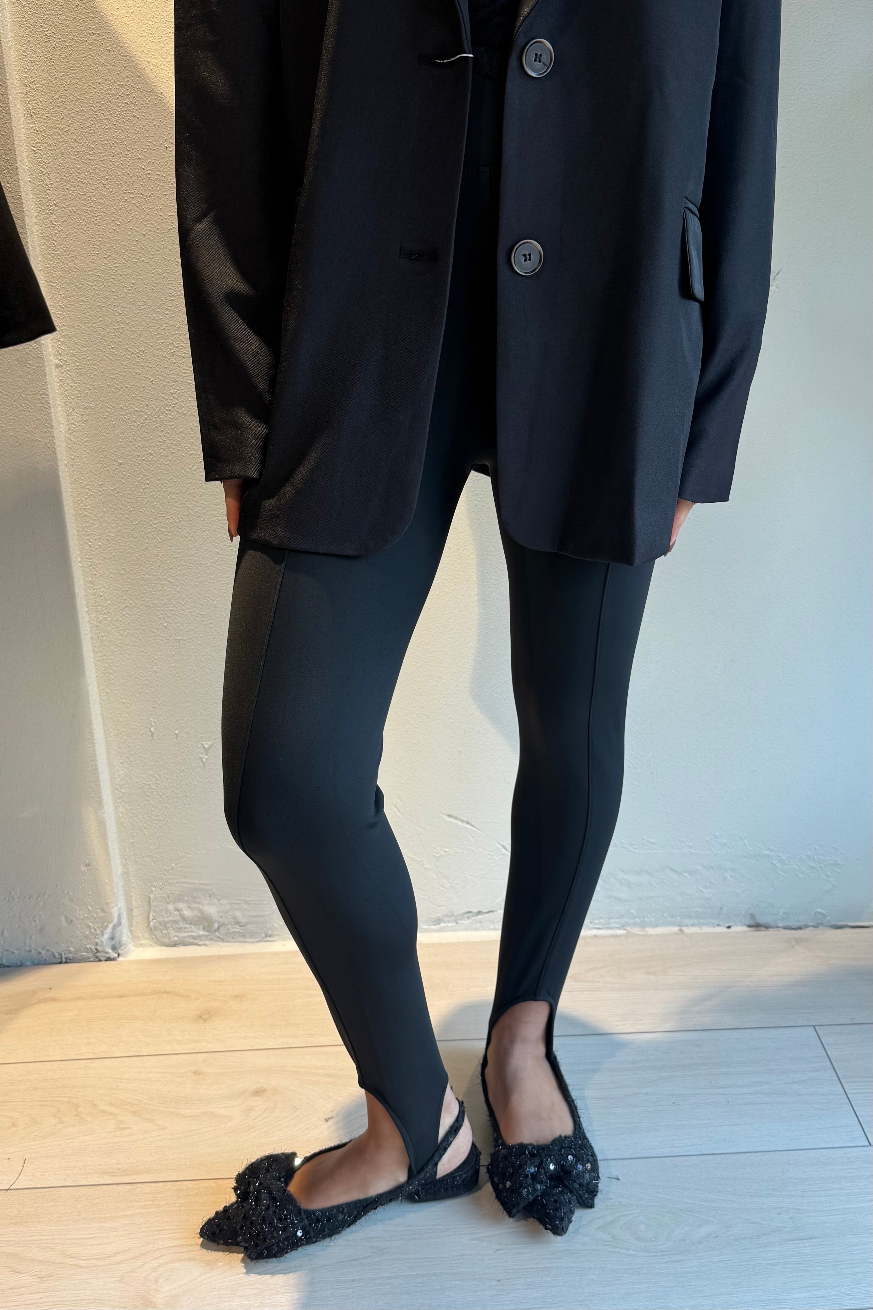 Lis legging – zwarte legging in comfortabele en functionele pasvorm, vooraanzicht