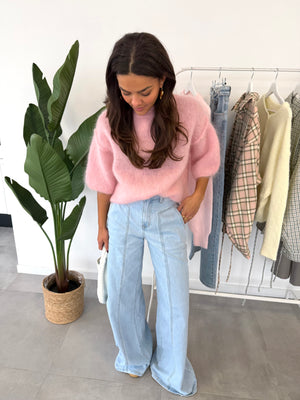 Rosie trui & blauwe jeans – roze trui met middellange mouwen en zachte, comfortabele stof, gecombineerd met een blauwe jeans, vooraanzicht