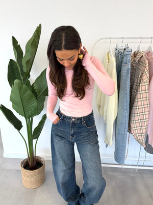 Serena body – roze body met strakke pasvorm en zachte stof, vooraanzicht