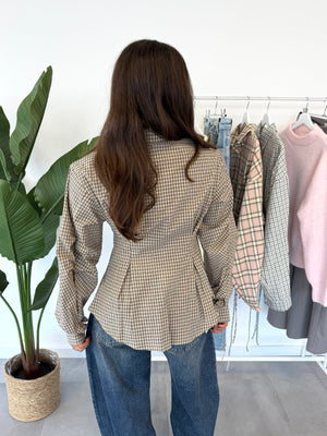 Leni blouse – blouse met ruitjespatroon, nauwsluitend bij de buik en losvallend verder, achteraanzicht