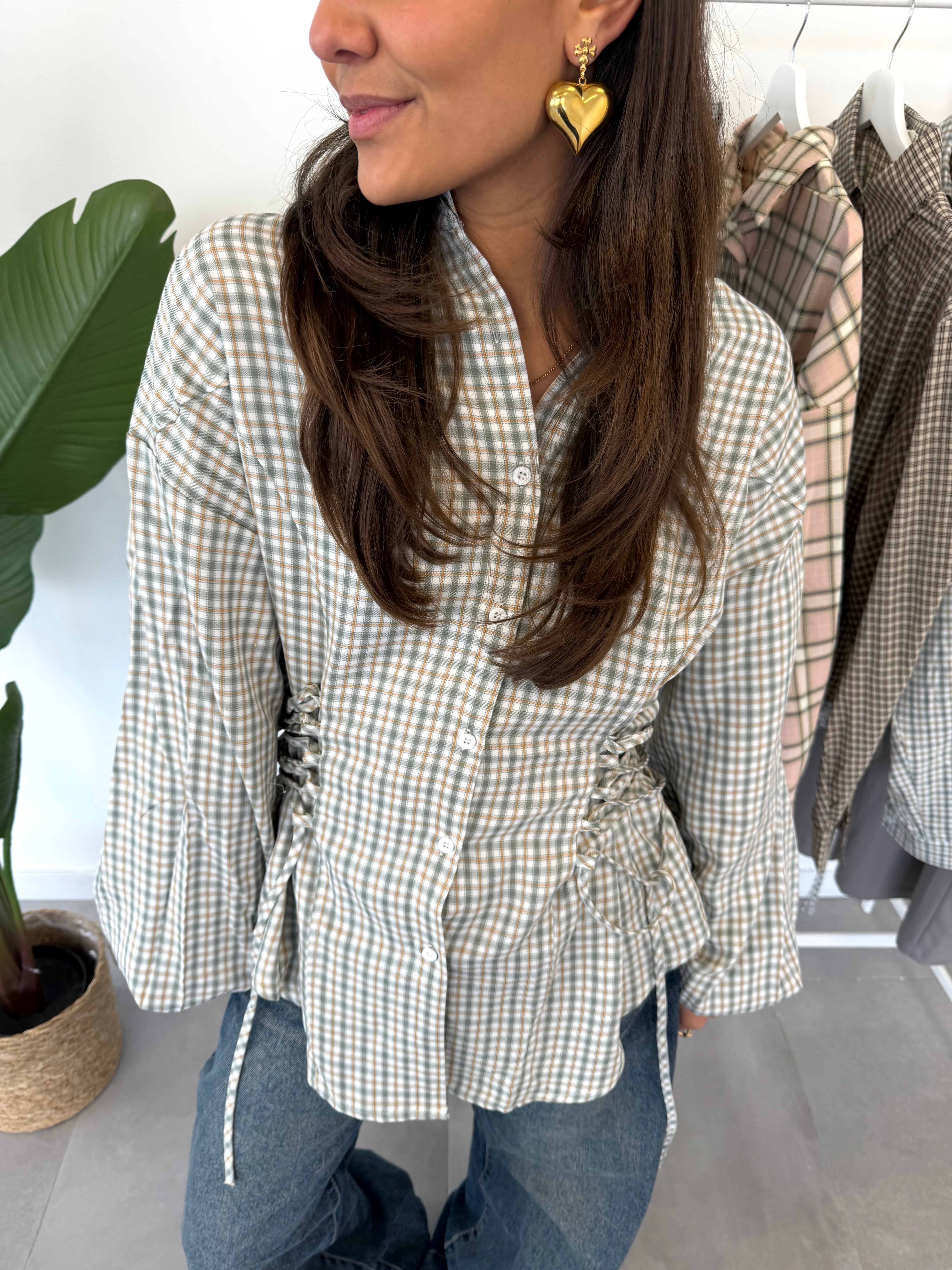 Lini blouse – groene ruitjesblouse met sliertjes voor verstelbare details, close-up vooraanzicht
