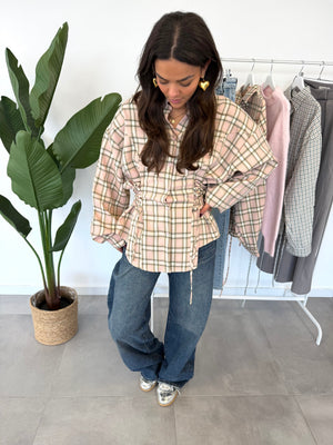 Lini blouse – roze ruitjesblouse met verstelbare sliertjes voor een subtiel detail, vooraanzicht