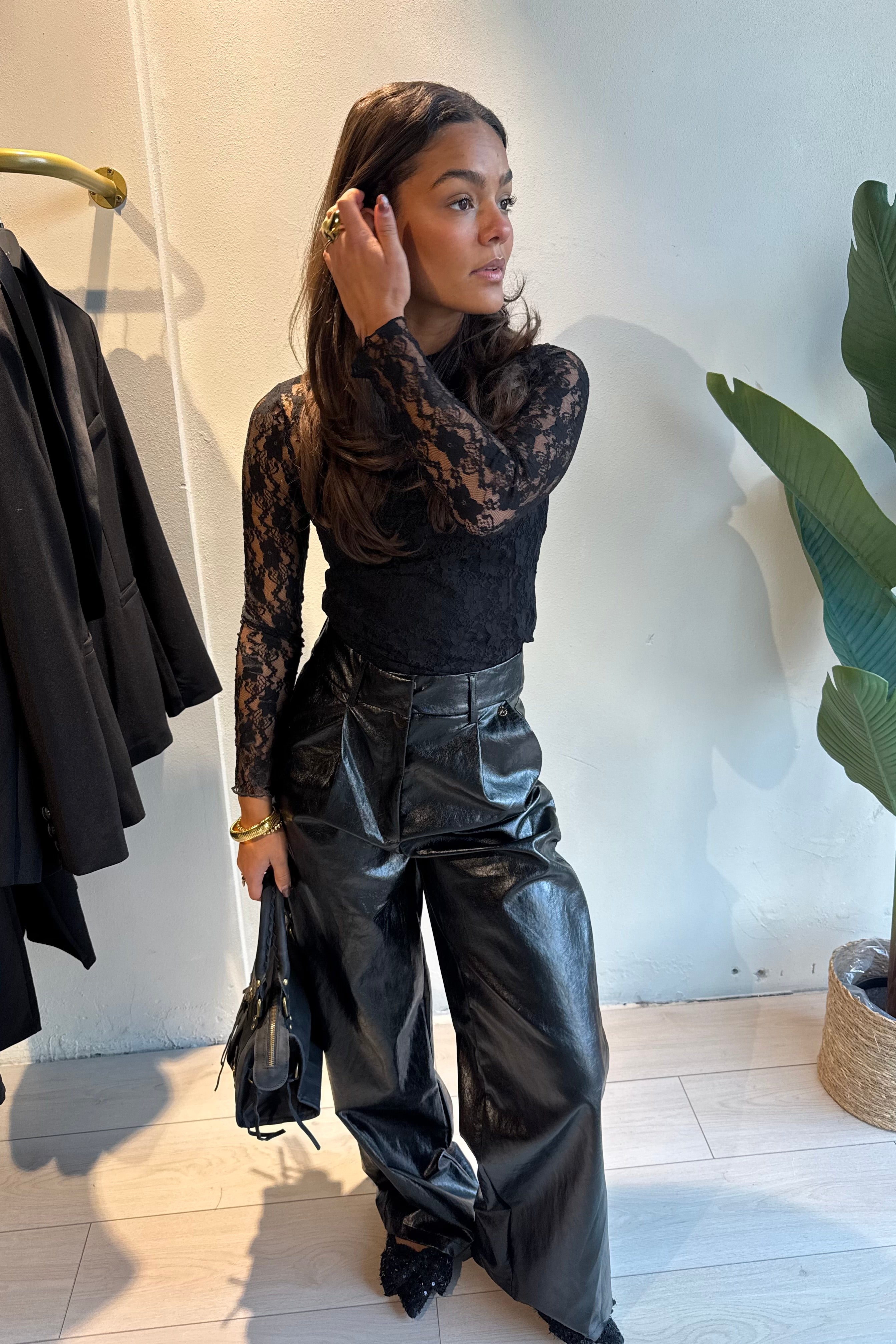 Kaia broek – zwarte vegan leren broek met een edgy look, vooraanzicht gecombineerd met kanten top