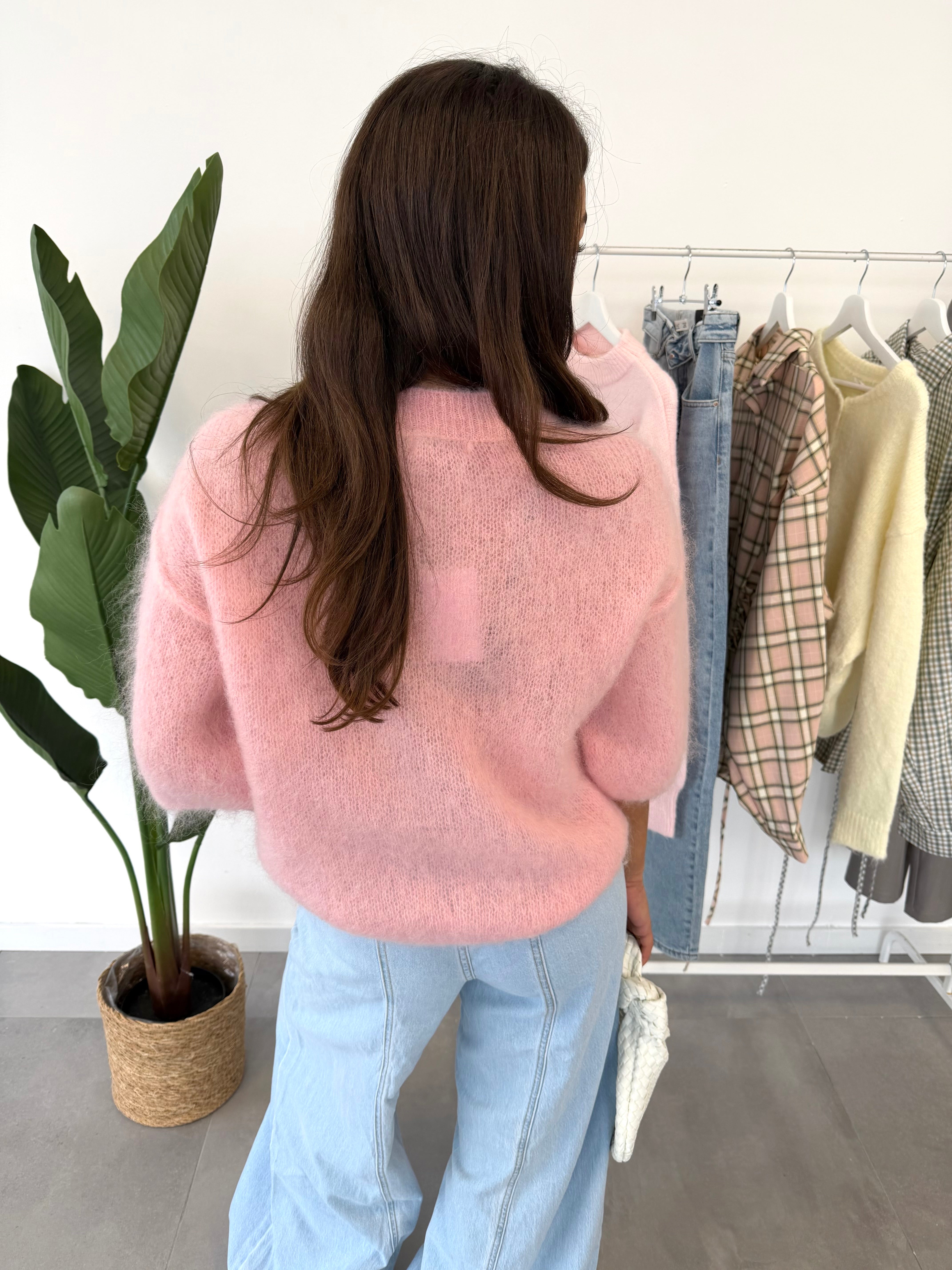 Rosie trui – roze trui met middellange mouwen en zachte, comfortabele stof, achteraanzicht