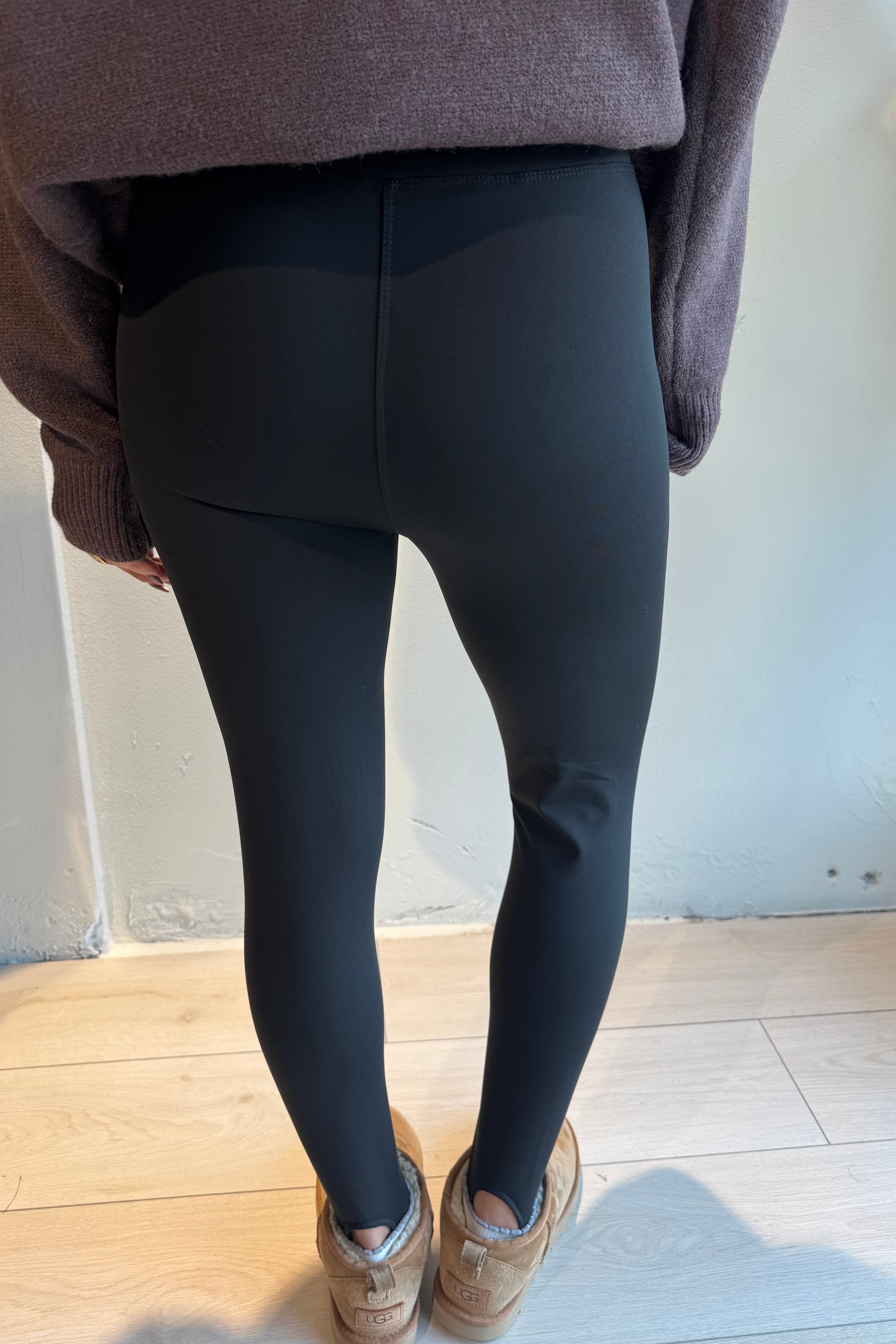 Lis legging – zwarte legging met optimale pasvorm en bewegingsvrijheid, achteraanzicht