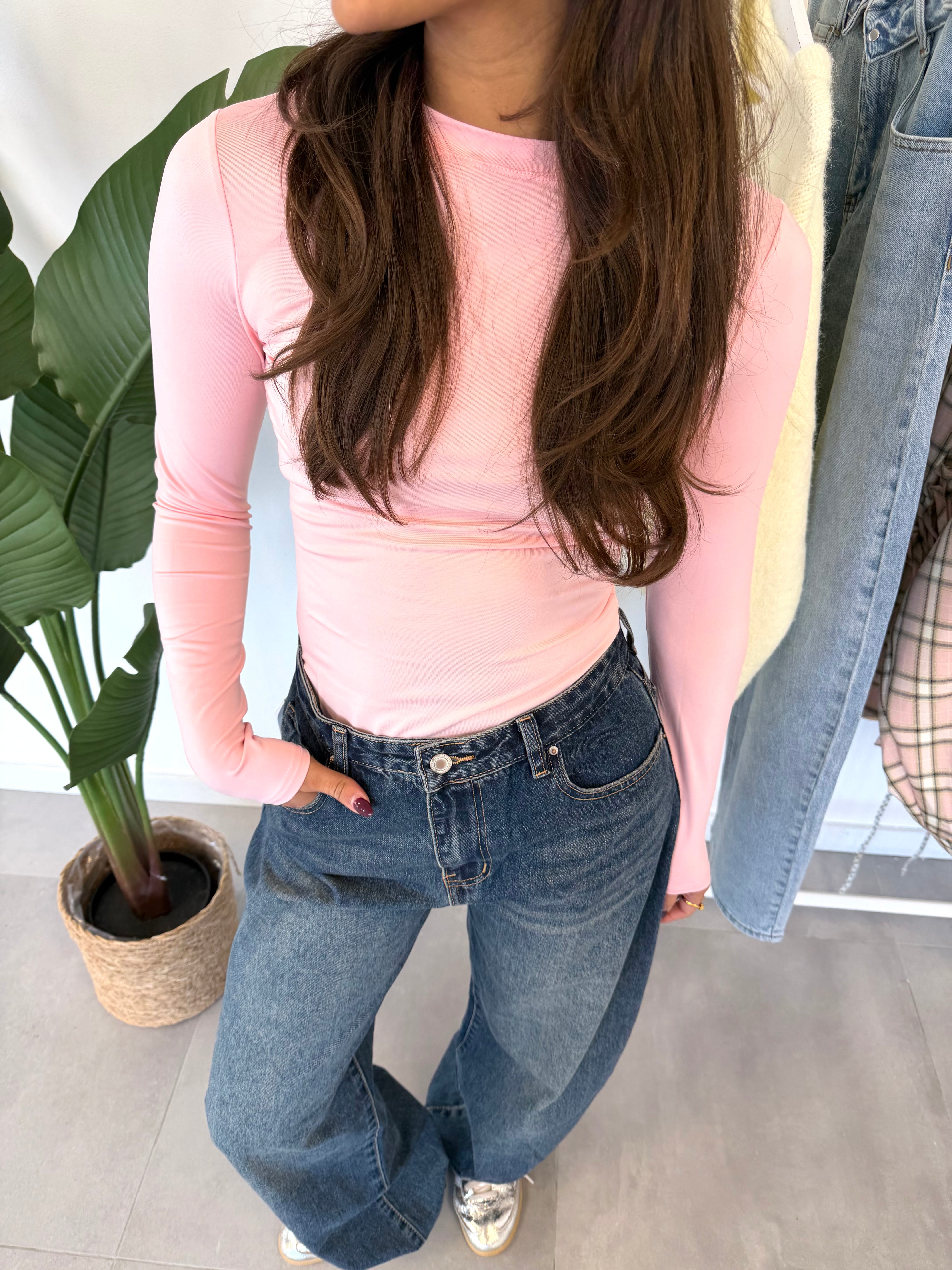 Serena body – roze body met strakke pasvorm en zachte stof, close-up vooraanzicht