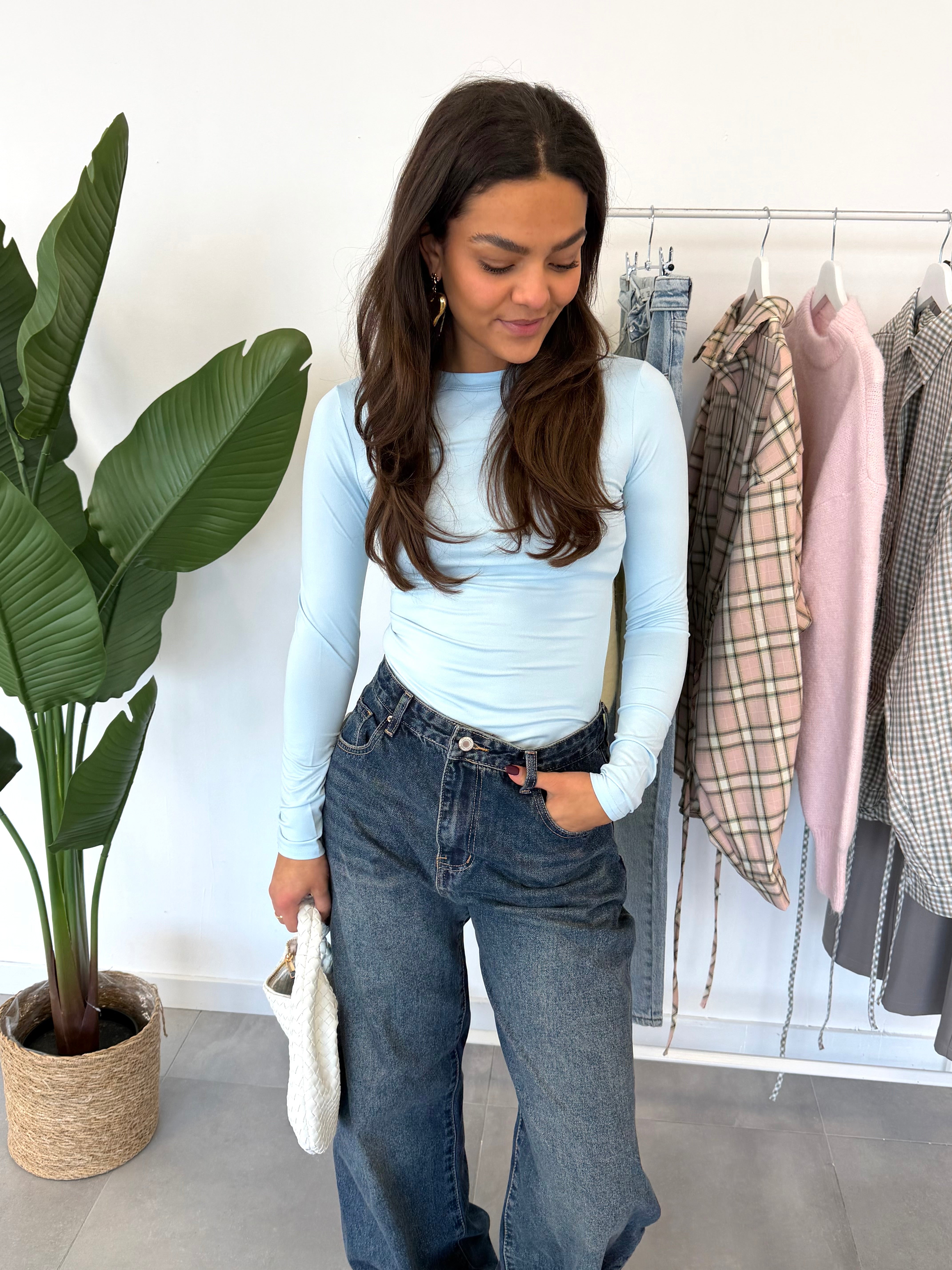 Serena body – blauwe body met strakke pasvorm en zachte stof, vooraanzicht