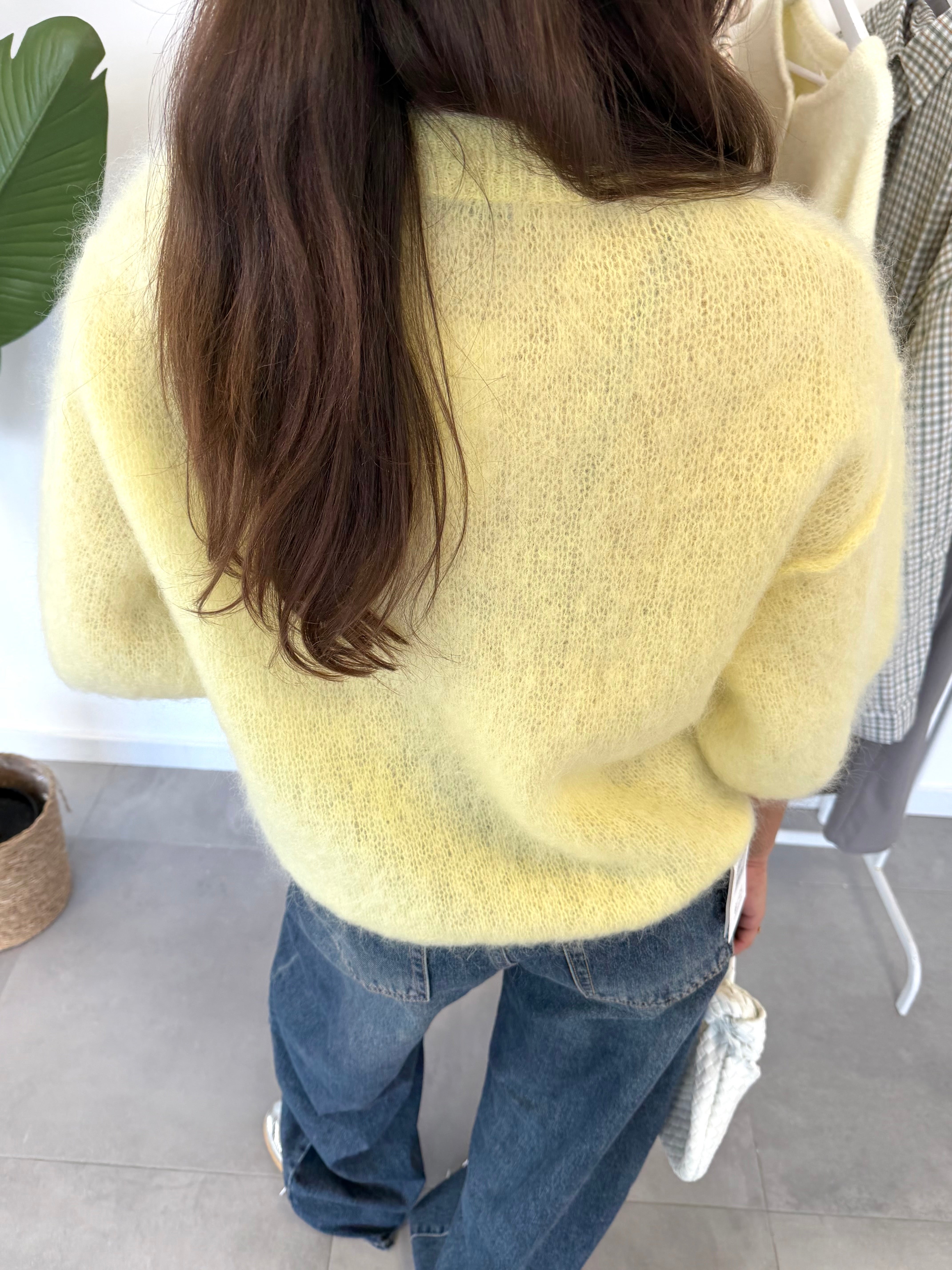Rosie trui – buttery yellow trui met middellange mouwen en zachte, comfortabele stof, achteraanzicht