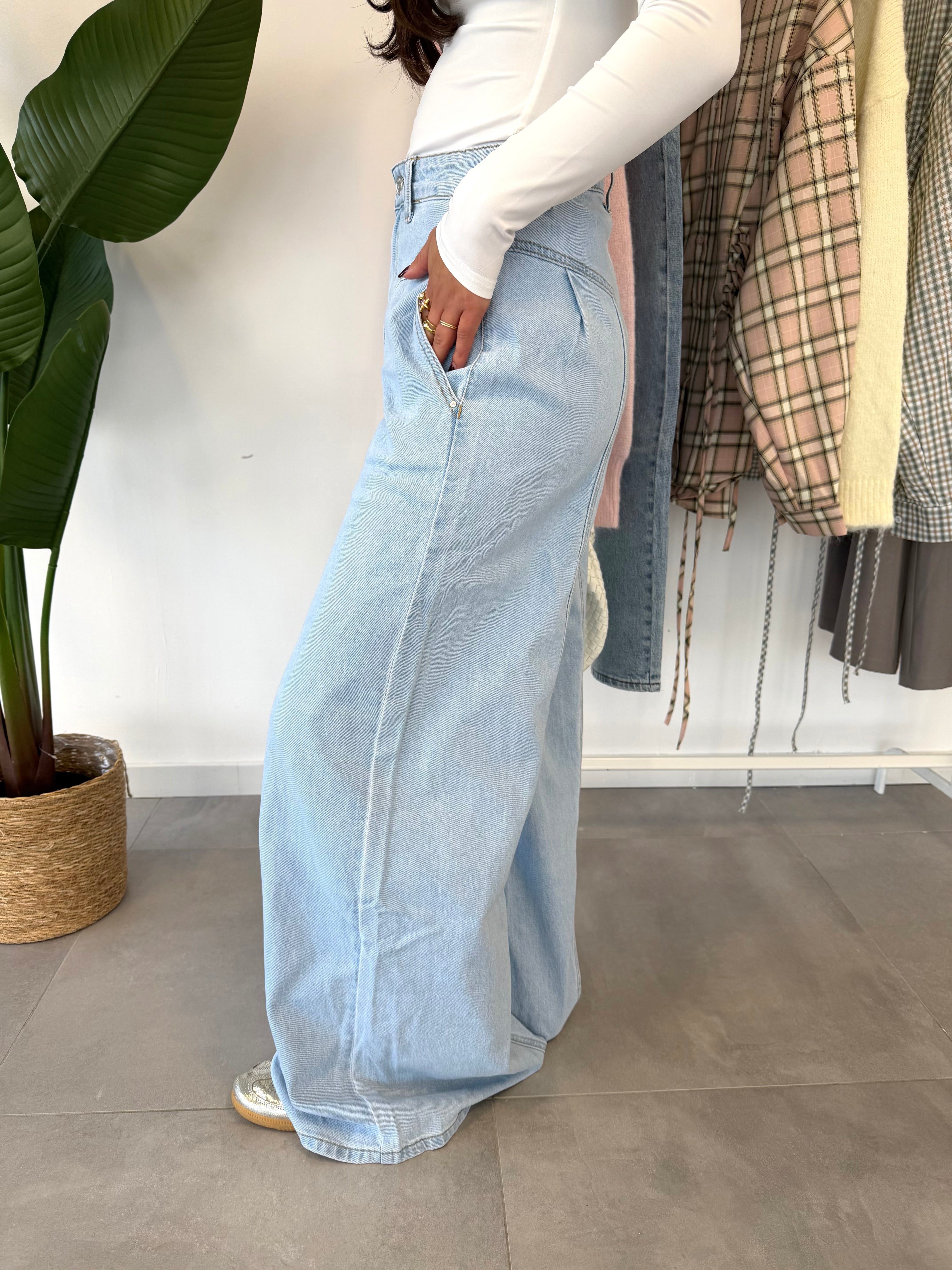 Fiora jeans – wijdvallende broek met subtiele streepdessin als detail, zijkantzicht