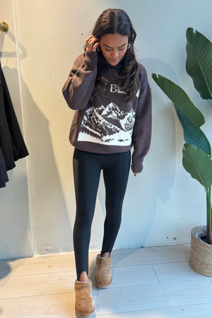 Lis legging – zwarte legging met perfecte pasvorm en bewegingsvrijheid, vooraanzicht iets verder weg