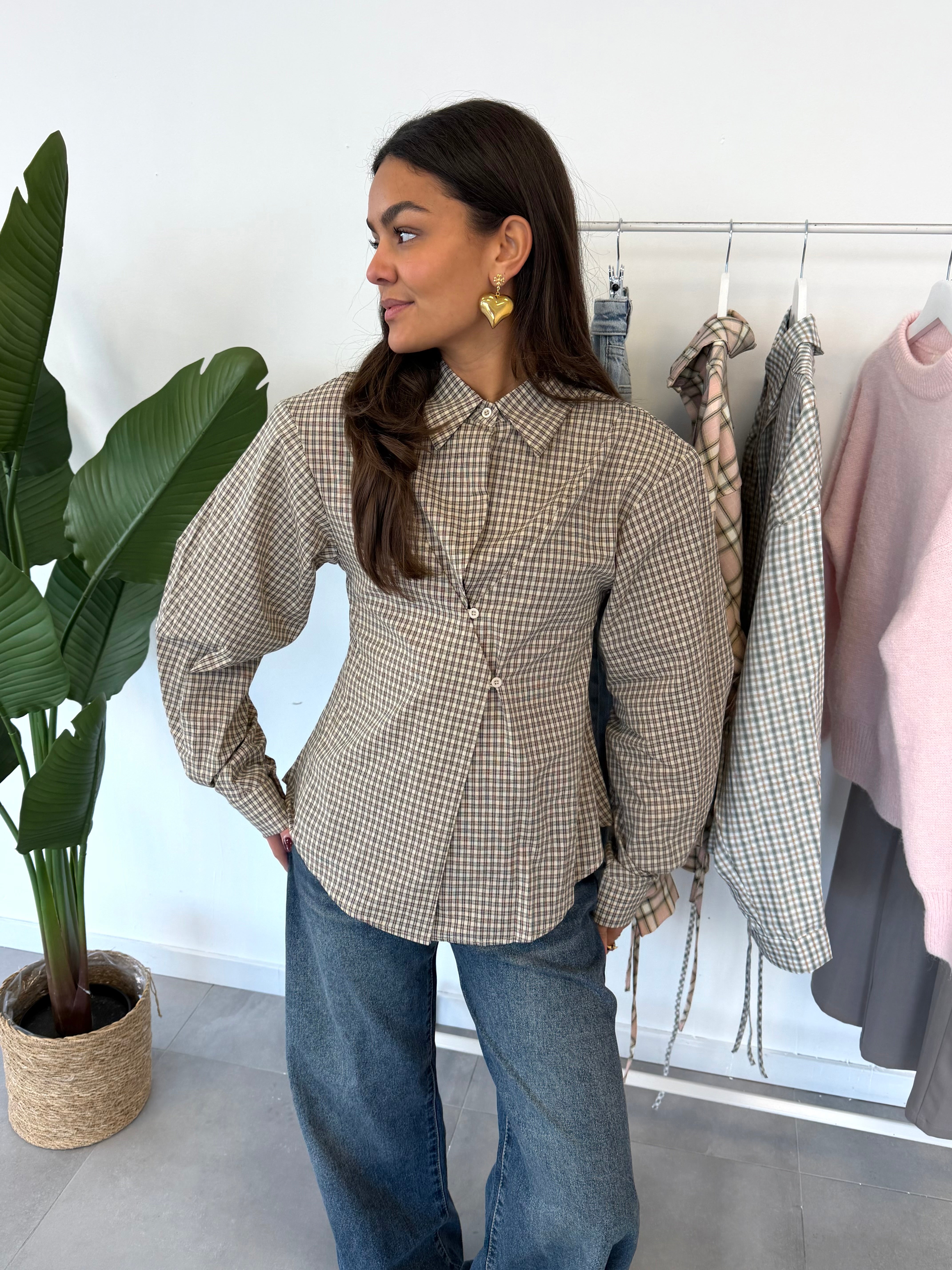 Leni blouse – blouse met ruitjespatroon, aansluitend bij de taille en losvallend verder, met bijzondere knoopjes, vooraanzicht