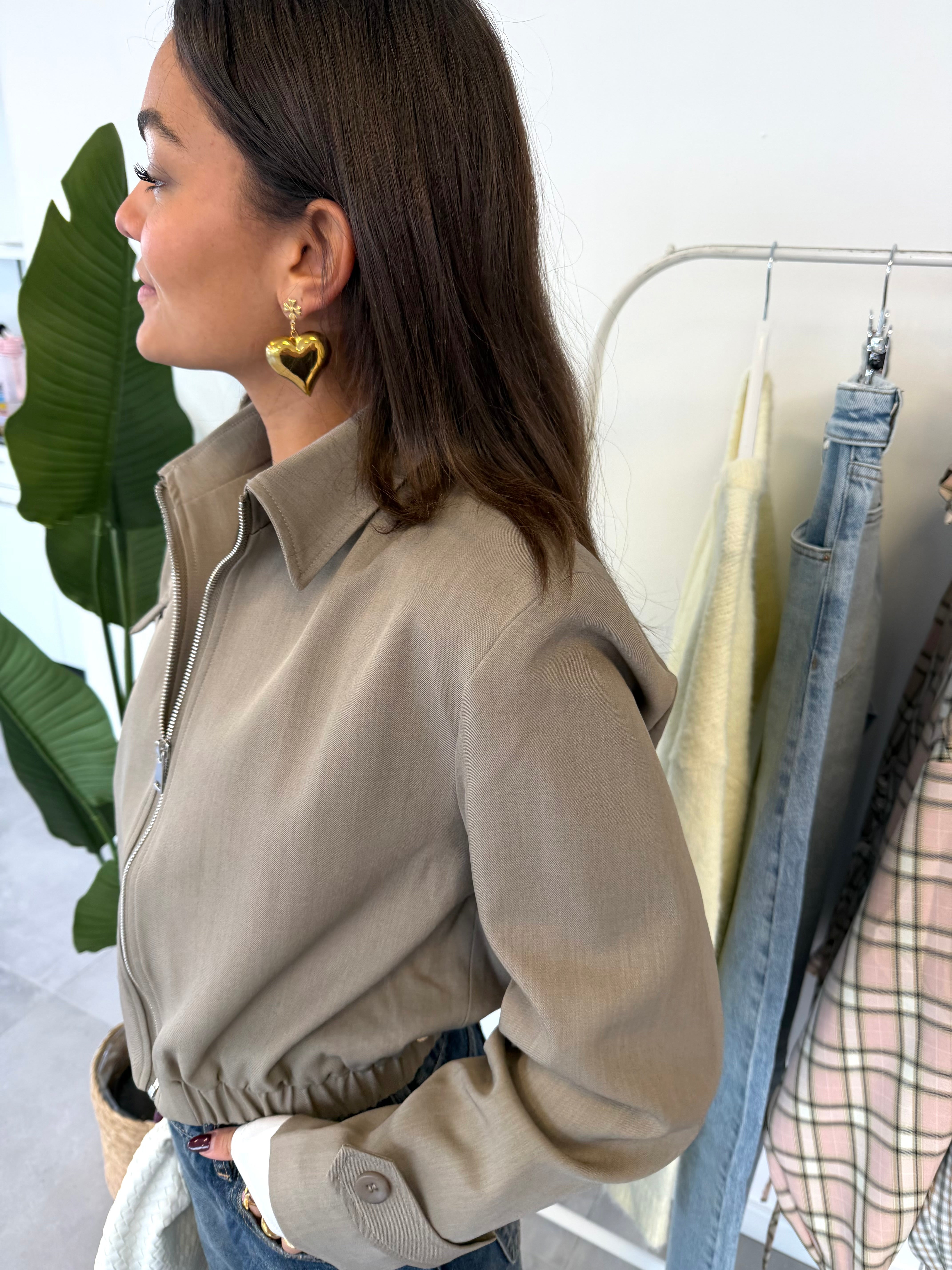 Anqi vest – kort vest met rits en comfortabele pasvorm, zijaanzicht